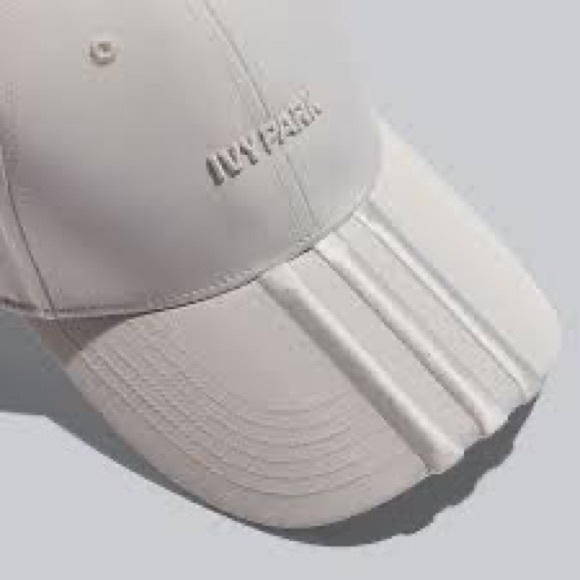 BEYONCÉ IVY PARK WHITE BACKLESS CAP. - Picture 3 of 3